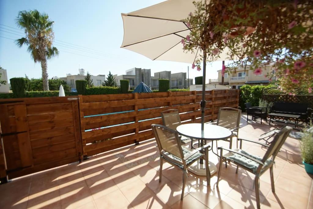 Central Pool-Side 2 Bedroom Apartment In Paphos Ngoại thất bức ảnh