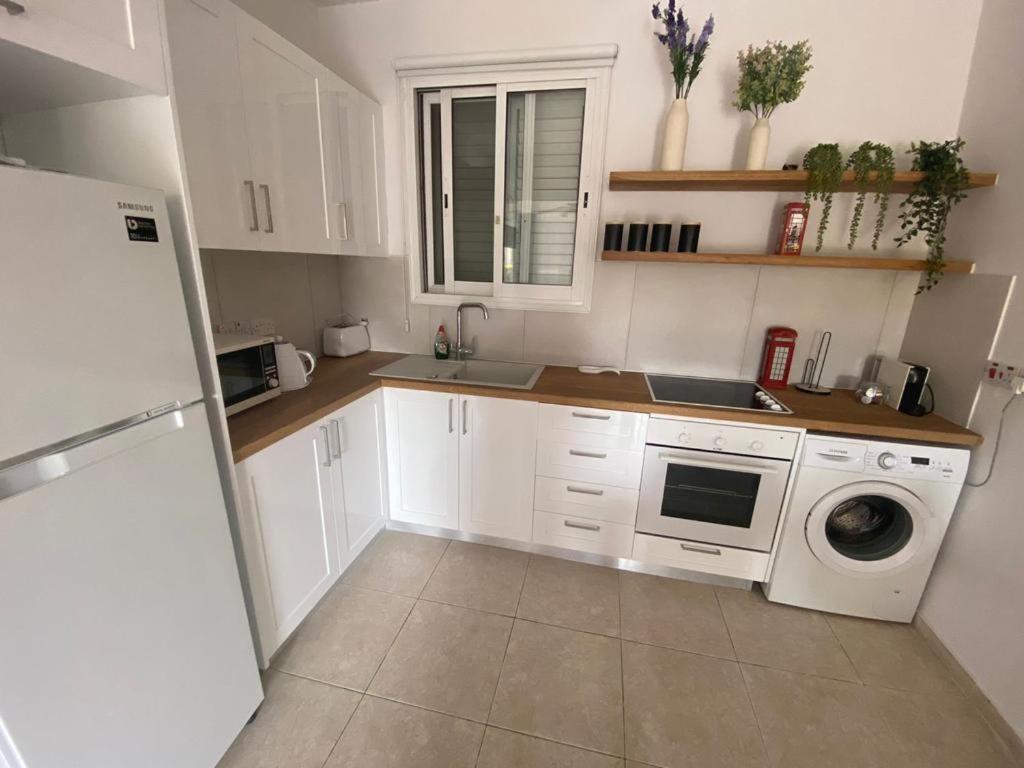 Central Pool-Side 2 Bedroom Apartment In Paphos Ngoại thất bức ảnh